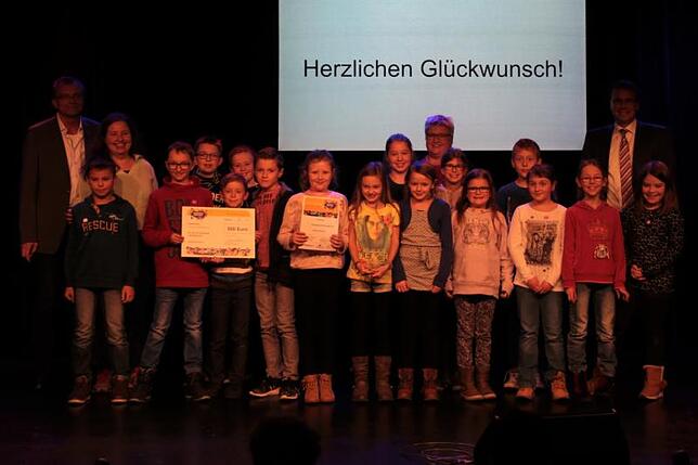 Große Freude bei der Preisverleihung des Wettbewerbs. Die Medienwerkstatt der Grundschule Tennenbronn wird mit einem Sonderpreis in Höhe ...