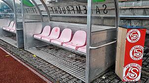 Die Auswechselbank im Schloßsee-Stadion: Bei A-Jugend-Spielen des FC RW Salem dürfte sie dünn besetzt sein, denn der Kader ist klein.