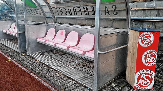 Die Auswechselbank im Schloßsee-Stadion: Bei A-Jugend-Spielen des FC RW Salem dürfte sie dünn besetzt sein, denn der Kader ist klein.