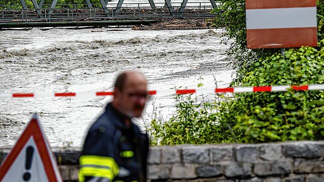 Ein Feuerwehrmann überwacht den Abfluss der Rhone im schweizerischen Chippis