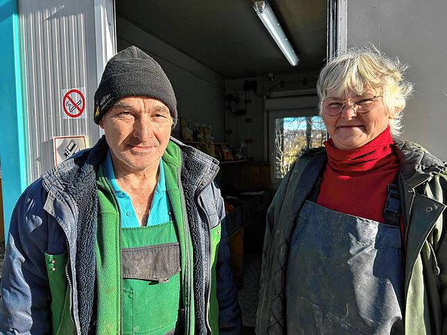 Karl und Elisabeth Glatz bewirtschaften den Hof zusammen mit ihrem Sohn Markus. In ihrem Verkaufshäuschen gibt es das ganze Jahr über ...