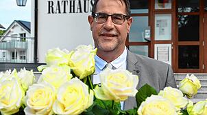 Mit weißen Rosen wirbt er um die Gunst der Bürger in Daisendorf. Bürgermeisterkandidat Andreas Lipp nutzt den Wochenmarkt, um mit ...