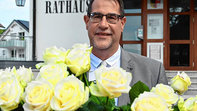 Mit weißen Rosen wirbt er um die Gunst der Bürger in Daisendorf. Bürgermeisterkandidat Andreas Lipp nutzt den Wochenmarkt, um mit ...