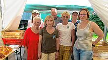Für die Bewirtung bei der Geburtstagsfeier sorgen vom Verein Hilfe für Cherson (vorn von links): Susanne Wiemer-Schimmig, Silvia ...