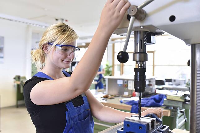 In der Werkstatt: Ein Mädchen im Blaumann hat sich für eine Ausbildung im Bereich Metallbearbeitung entschieden.