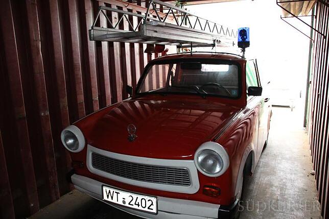 Der alte Bekannte: Den Trabant P 601 K, funktionierte der Musikzug St. Florian zum Drehleiter-Trabi um.