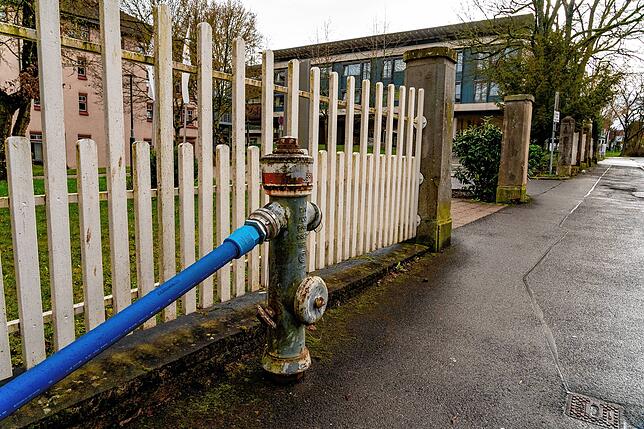 Das Bürgerheim und die angrenzende Wohngegend wird über eine provisorische Wasserleitung versorgt.