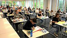 Die Schüler gehen die Deutsch-Prüfung an. Foto: Jürgen Kemmelmeier