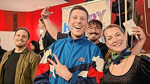 Max Osswald, Björn von Morgenstern, Serkan Ates Stein und Kristina Bogansky (von links) geben im Foyer des Gloria-Theaters Autogramme ...