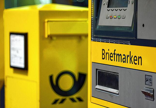 Briefmarkenautomat, bald wahrscheinlich weniger frequentiert.