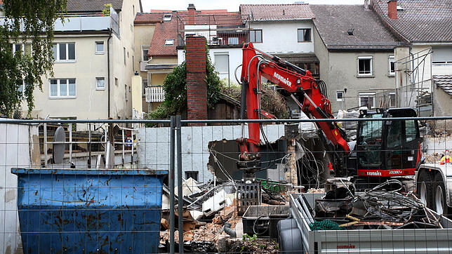 Die Gebäude Kreuzlingerstraße 14-16 (hier die Ansicht vom rückwärtigen Teil) werden jetzt sukzessive abgerissen und ein Neubau entsteht ...