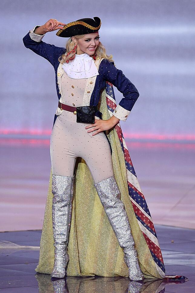 Emmy Rose Cuvelier, Miss America, mit Umhang und Hose auf der Bühne.