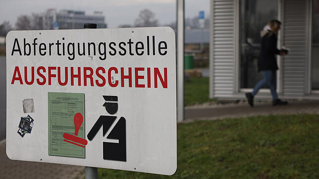 Sollen mit Einführung der seit langem geplanten Ausfuhr-App der Vergangenheit angehören: grüne Zettel und Stempel vom Zoll.
