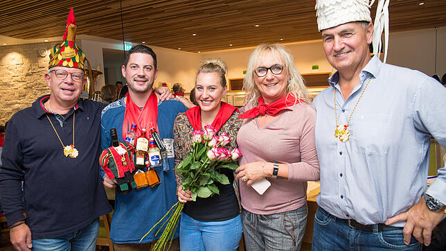Mit Trinkbarem und Rosen treich beschenkt wurden Prinz Axel und Prinzessin Joana „zum Volk“ verabschiedet. Narrenvater II ...