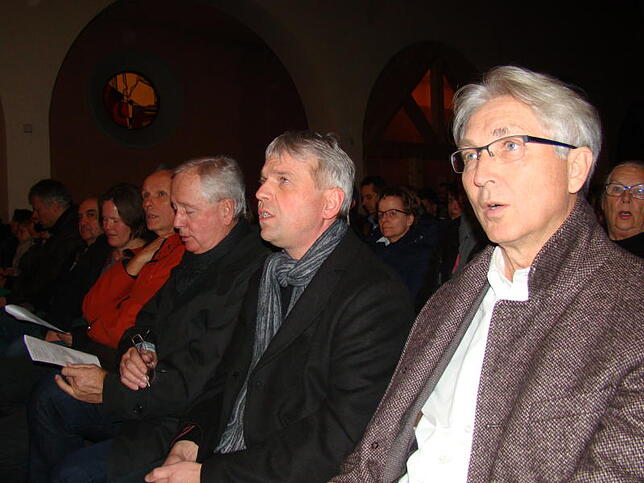 Als Teil des inspirierten Publikums aus vollem Herzen mitgesungen haben auch Bürgermeister Manfred Jüppner, Stadtpfarrer Michael ...