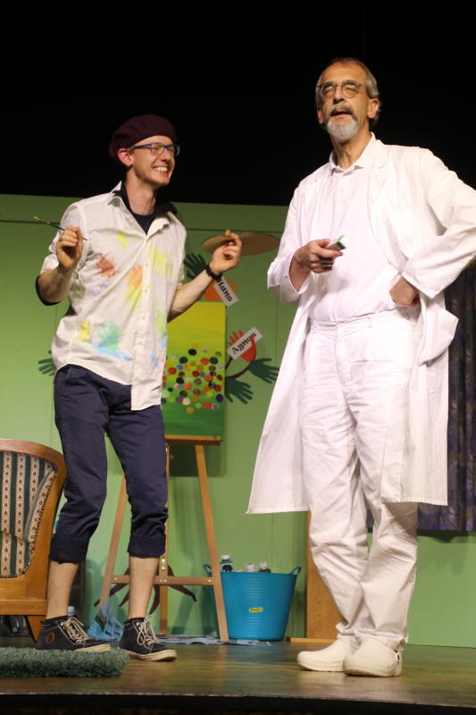 Moritz Stelter und Bernd Feser auf der Bühne als Patient und Psychiater ein hervorragendes Darsteller-Duo.