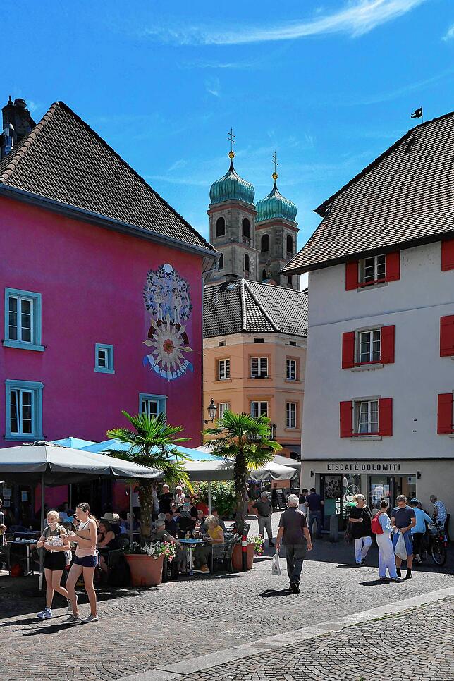 Das heutige Erscheinungsbild des &bdquo;Säuplatzes&ldquo; mit einem Gasthaus (links) und einer Eisdiele (rechts).