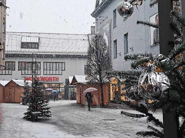 In Bad Säckingen fällt der erste Schnee. Die Schützenstraße ist bereits weihnachtlich dekoriert.