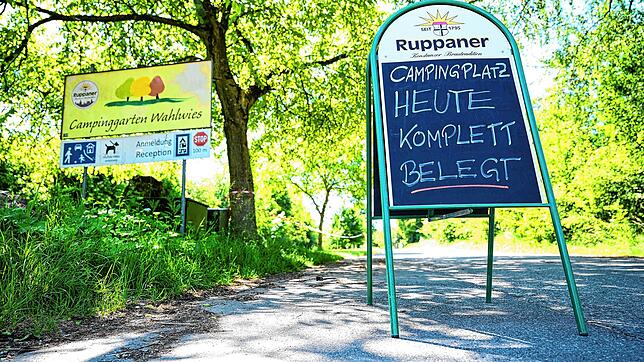 Voll ausgebuchte touristische Angebote wie hier ein Campingplatz bei Wahlwies nahe Stockach, haben derzeit Seltenheitswert. Insbesondere ...