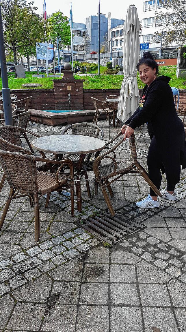 Gamze Celik, Betreiberin des BM Café, hat am Wochenende bereits die Außenterrasse hergerichtet. &bdquo;Wir freuen uns auf Gäste.&ldquo;