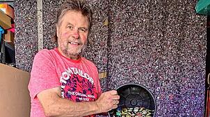 Joachim Jantzen (66) mit einem Teil an Kronkorken, die ihm geliefert werden.