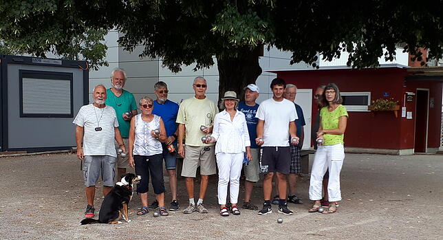 Gesellig: Der Lindenplatz ist ein äußerst beliebter Treffpunkt. Hier wird Boule gespielt oder auch einfach nur ein Schwätzchen gehalten.