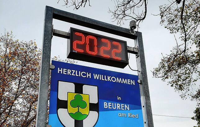 Die alte Beurener Dorfuhr war kaputt. Um diese neue anzuschaffen, musste nicht einmal das neue Ortschaftsbudget angetastet werden. ...