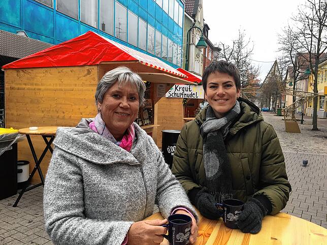 Sabine Güntert (links) und Catherine Scherzinger sind jedes Jahr auf dem Weihnachtsmarkt in Schwenningen. Doch 2022 sind die beiden ...