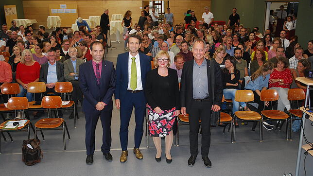 Sie stellten die Kursänderung, weg von der Gemeinschaftsschule hin zur Realschule, in Klettgau der Bevölkerung vor: (von links) ...