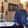 Preisträger Ernst Raffelsberger in seinem Wohnzimmer in Jestetten.