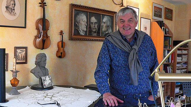 Preisträger Ernst Raffelsberger in seinem Wohnzimmer in Jestetten.