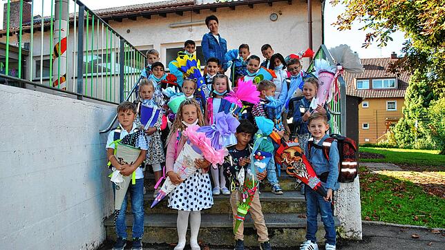Grundschule Fischbach: Die Erstklässler der Klasse 1a, Schulstandort Schnetzenhausen, mit ihrer Kassenlehrerin Tina Strauch.