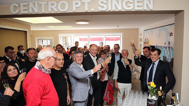 Antonio Frade, Präsident des Kulturvereins Centro Portugues (rechts), begrüßt viele Gäste bei der Eröffnung des neuen Vereinsheimes.