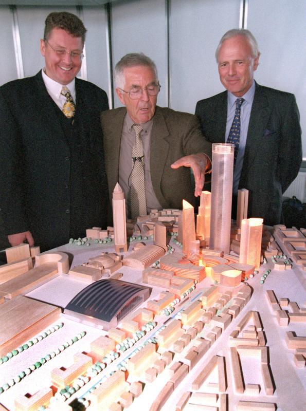 Der Architekt präsentiert 1999 in Frankfurt sein Modell für die Bebauung des Geländes des ehemaligen Güterbahnhofs in Frankfurt. Nebem ...