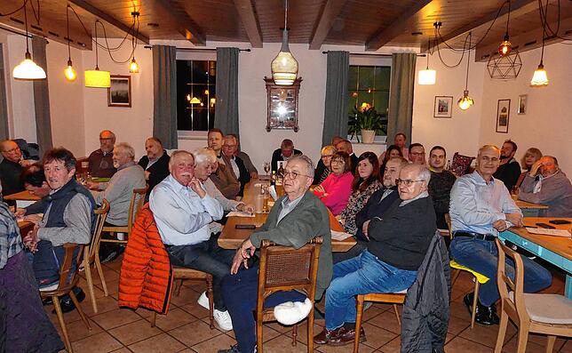 Die 39 Wahlberechtigen bei der CDU-Nominierungveranstaltung für die Kreistagskandidaten im Leibertinger Gasthaus &bdquo;Burghof&ldquo; ...
