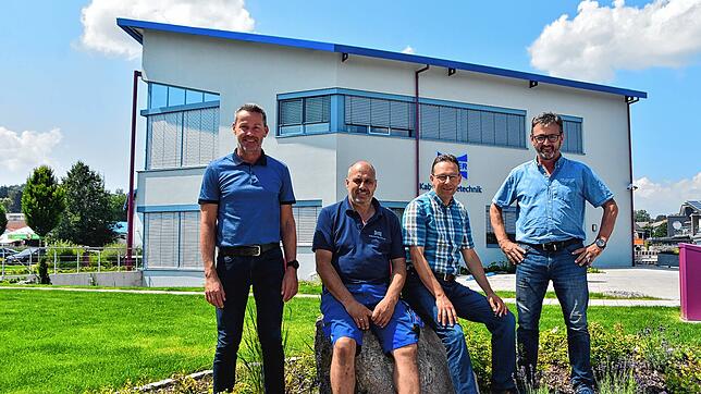 Die Lottstetter Vetter GmbH Kabelverlegetechnik zeichnete langjährige Mitarbeitende aus. Von links: Geschäftsführer Harald Vetter, ...
