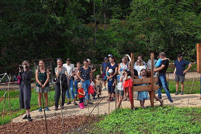 Groß war das Interesse an der Eröffnung des Waldkindergartens &bdquo;Unter den Blättern&ldquo; in Eigeltingen.