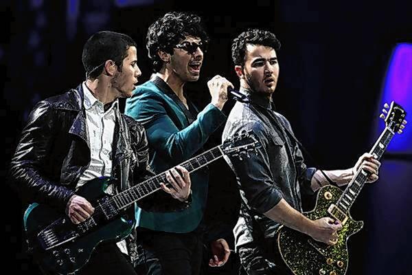 Seit 2005 sorgen die Brüder Nick, Joe und Kevin Jonas unter dem Bandnamen Jonas Brothers für kreischende Mädchen und ausverkaufte ...