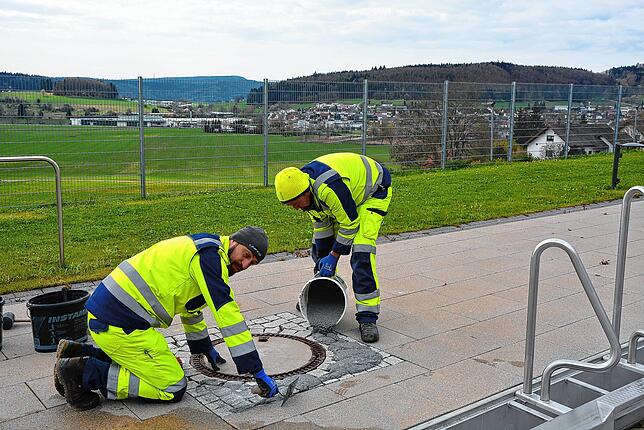 Mit Reparaturarbeit ist derzeit der Bauhof im Panaromabad beschäftigt. Unser Bild zeigt Stefan Grimm (lins) und Mario Weckerle bei der ...