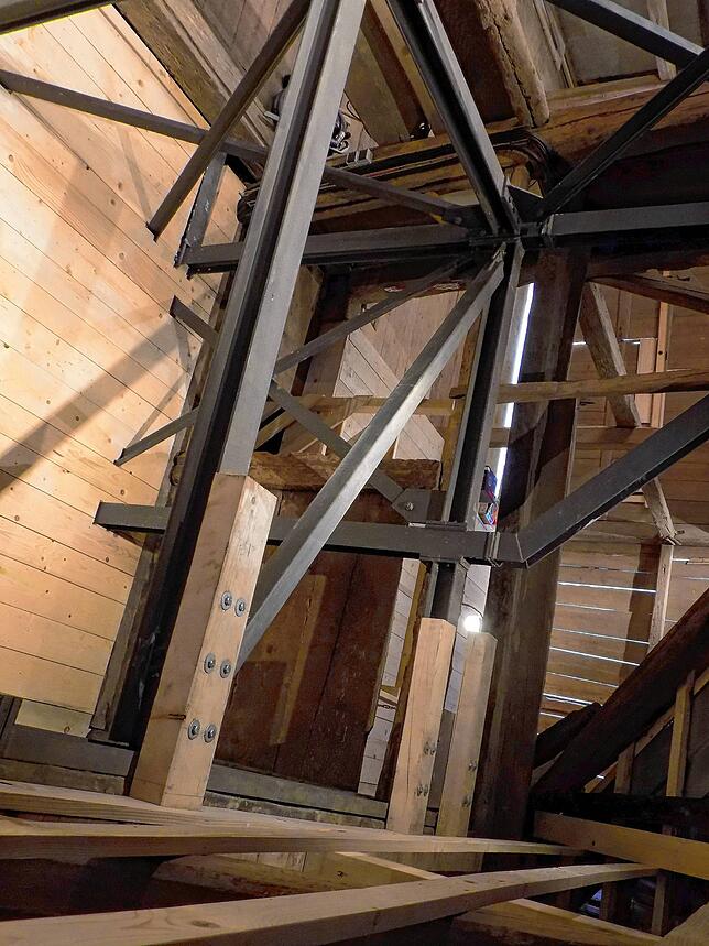 Die Stahlkonstruktion, die das über 250 Jahre alte Haus stützt.