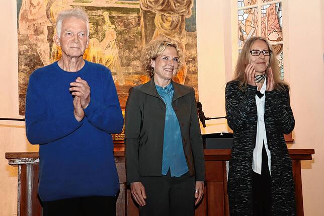 Wolfgang Gellert sowie Catharina und Franziska Fleckenstein (von links) haben die Geschichte der Theresienkapelle aus der Sicht des ...