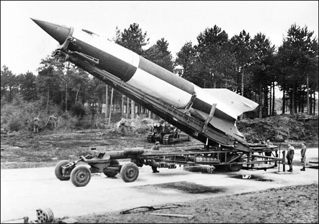 Die Rakete V2 auf einem Abschussgestell 1944. Ingenieure, die an ihrer Entwicklung beteiligt waren, wurden später von Amerikanern und ...
