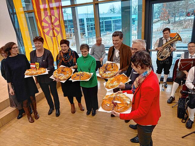 Kein Neujahrsempfang ohne die Markdorfer Neujahrsbrezeln für die Akteure auf der Bühne.