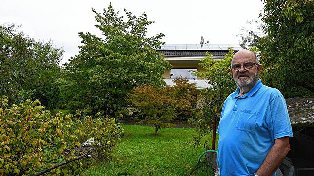 Paul Schlebes vor seinem Haus samt Solaranlage auf dem Dach. Mit dem Solarstrom möchte er eine Wärmepumpe betreiben. Doch die ...