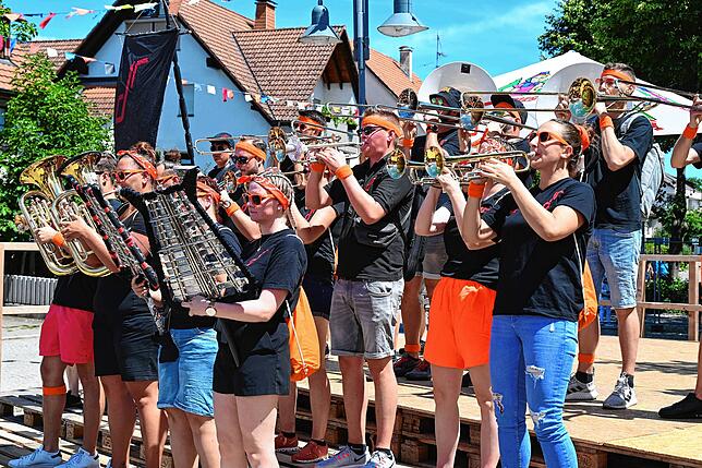 Mit Musik: Mit einem kurzen aber zünftigen Auftritt eröffneten die Ruinä-Dängler aus Lauchringen (Bild) die Jubiläumsfeier des ...