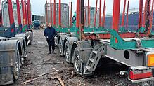 Geschäftsinhaber Manuel Würz steht im März 2024 vor einem LKW mit zerstochenem Reifen. Der Angeklagte wurde nun vor Gericht ...