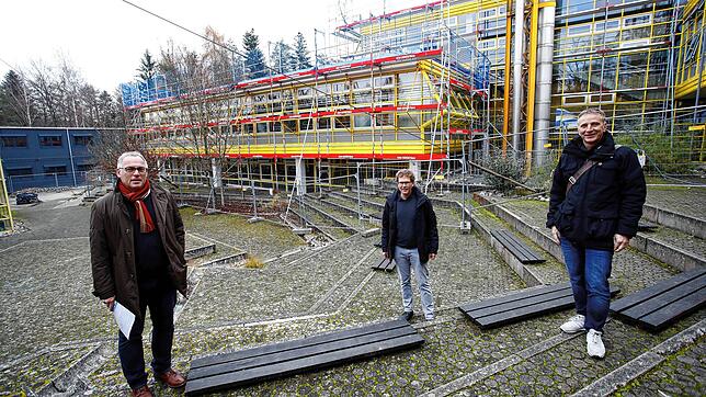 Die Sanierungsarbeiten an der denkmalgeschützten Geschwister-Scholl-Schule gehen zügig voran, stellen Schulleiter Thomas Adam, Architekt ...