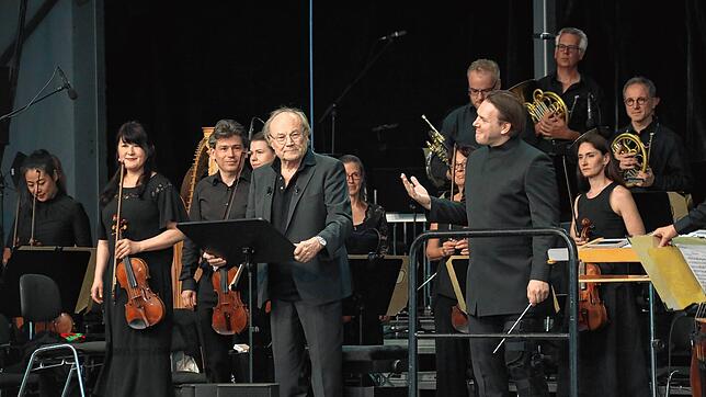 (Archivbild) Auf der Mainau: Ende Juni stand das Orchester gemeinsam mit Stargast Claus Maria Brandauer (Mitte) auf der Bühne.