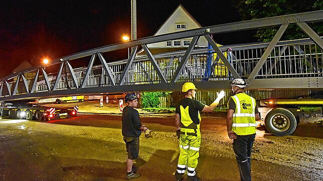 Nächtliche Anlieferung Alu-Brücke für die Schaffhauser Straße in Hüfingen: Detailliert wird die Vorgehensweise zur Brückensetzung von ...