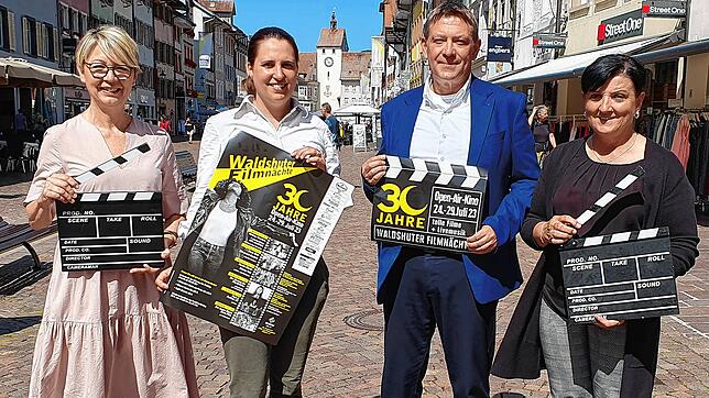 Film ab: Auf die 30. Waldshuter Filmnächte in der Kaiserstraße freuen sich (von links) die Organisatoren Petra Weber, Stefanie Kreß, ...